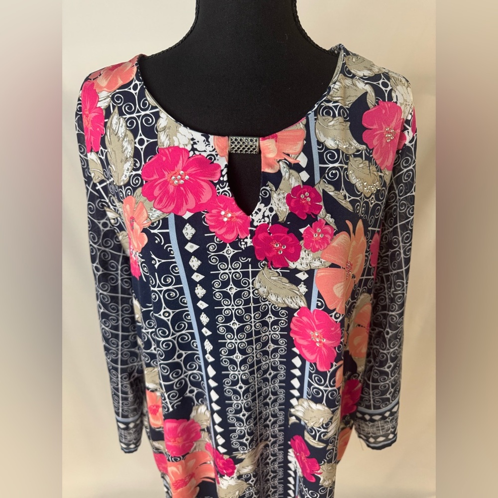 JM Collection Woman Top - Picture 2 of 5